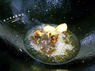 爆炒蛏子,热锅下油，油量需要比平时炒菜时多一些。油温七成热时把切好的姜蒜末和豆瓣酱下锅炒香，炒出香味后把沥干水的蛏子下锅，并迅速翻炒。