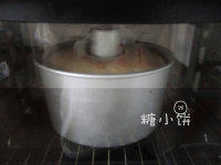 伯爵奶茶烫面戚风,送入预热好170℃的烤箱下层