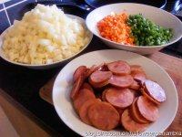 土豆臊子面,土豆和胡萝卜切1CM见方的丁备用。红肠切片