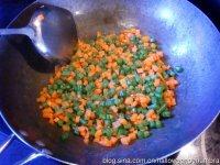土豆臊子面,起油锅。下胡萝卜和豌豆粒翻炒