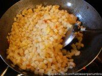 土豆臊子面,转中小火。加入土豆丁。加入2茶匙盐慢慢翻炒至土豆表面微黄