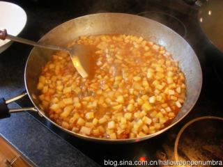 土豆臊子面,煮至土豆熟软。加入醋和盐调味。即可（这时候汤汁应该已经收干了一部分。如果水还太多。加入一些淀粉水勾芡）