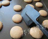 经典马卡龙,烤好后的饼干胚冷却至室温后，用刮刀可以轻松从烤盘上取下