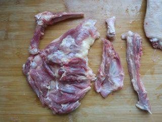 麻辣鸭肉炒笋丁,用斩骨刀切去多余的脊骨，用厨房剪刀剃掉腿骨