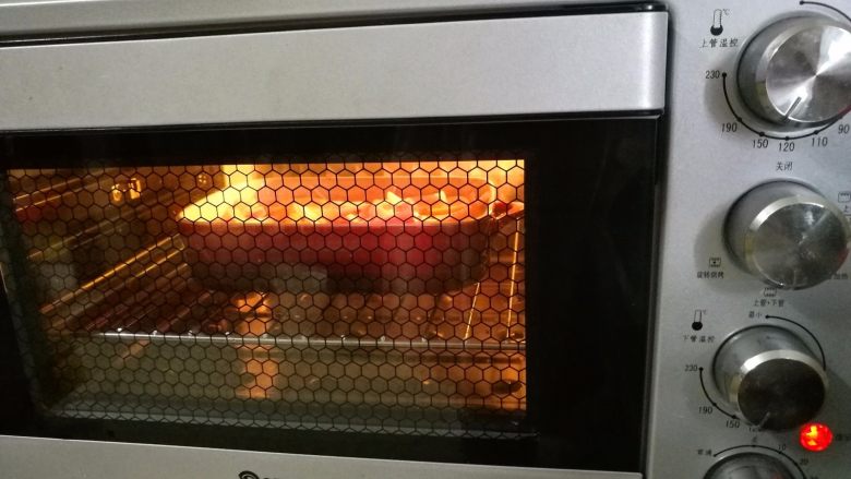 柠檬鲍汁烤翅,放入烤箱150度烤40分钟。