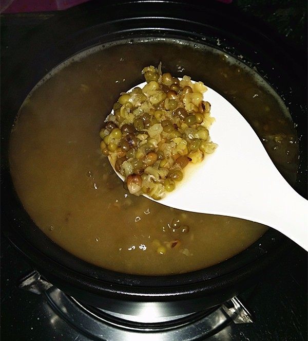 绿豆汤,连续煮闷三次左右，绿豆就熟烂开花