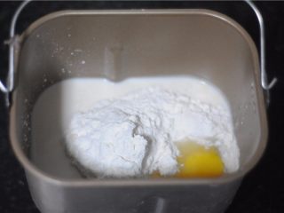 淡奶油超柔软土司,将中种面团里所有的食材放入面包桶，设置两个揉面程序，20分钟后将面团揉好，放入一个大容器里，盖上保鲜膜放入冰箱冷藏发酵一晚上
