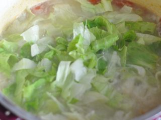 山西拌汤,加入切碎的生菜。
