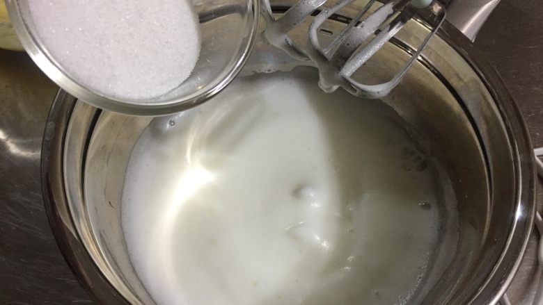 原味戚风蛋糕,电动打蛋器转中速打发至蛋白呈现乳白色后加入三分之一的细砂糖