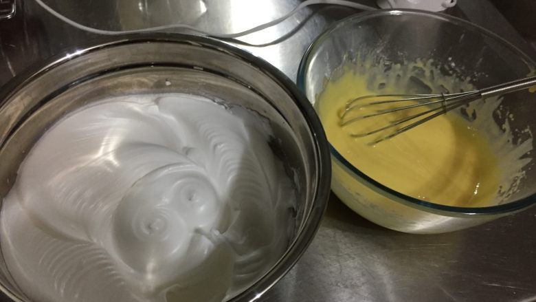 原味戚风蛋糕,下面开始混合蛋白和蛋黄糊