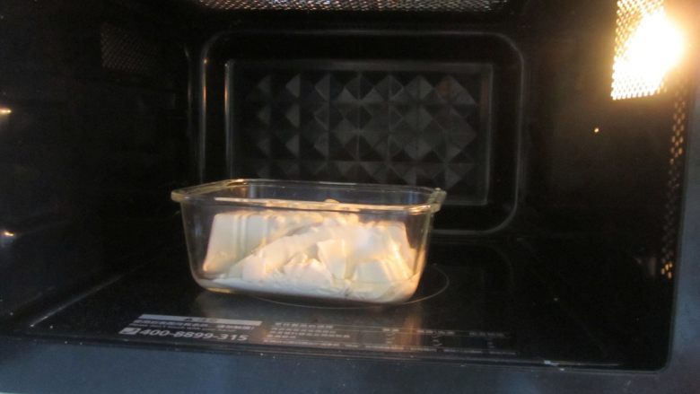虾仁杏鲍菇豆花,内脂豆腐放入保鲜盒中， 放入微波炉中打上两分钟；