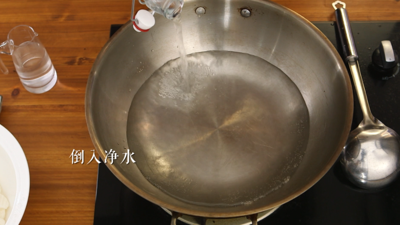 木耳蜜豆炒山药,锅中倒入适量的净水