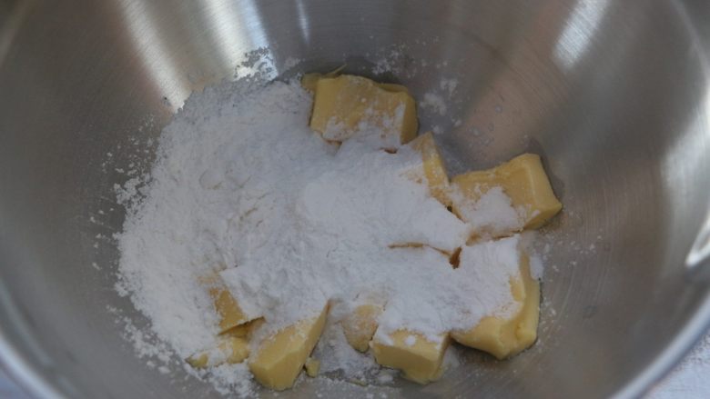 炼乳饼干,将细砂糖加入软化的黄油中