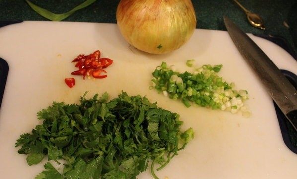 老醋花生,将青葱、香菜、辣椒、洋葱切细碎备用