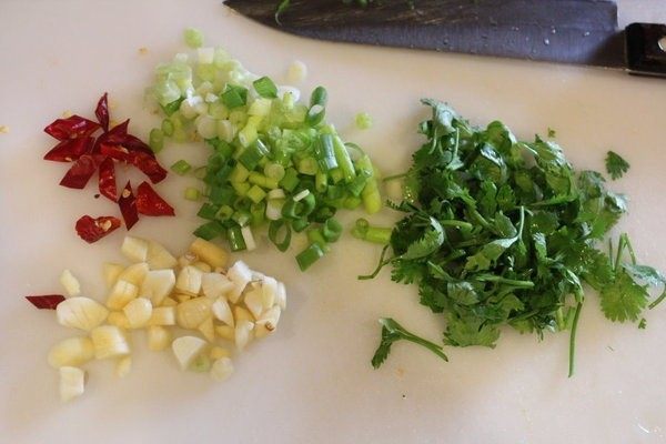 老醋花生,我自己也调了一次另类的组合，将葱、香菜、辣椒、大蒜切碎备用。