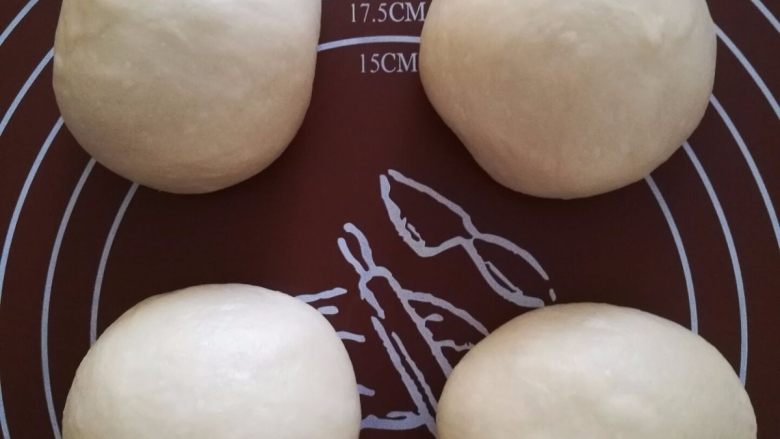 红豆沙辫子面包（一次发酵）,揉好的面团平均分成4份。