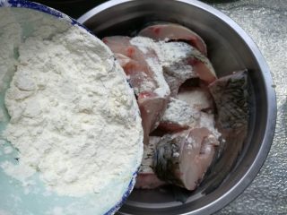 这样做鱼好吃入味不腥气~,放入干净盆，加入面粉拌匀。