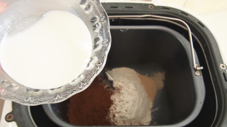 三色吐司,将糖和盐融化于牛奶中加入，开启揉面程序揉成光滑面团；加入黄油，继续开启一个揉面程序，揉好后放入容器中包上保鲜膜进行发酵