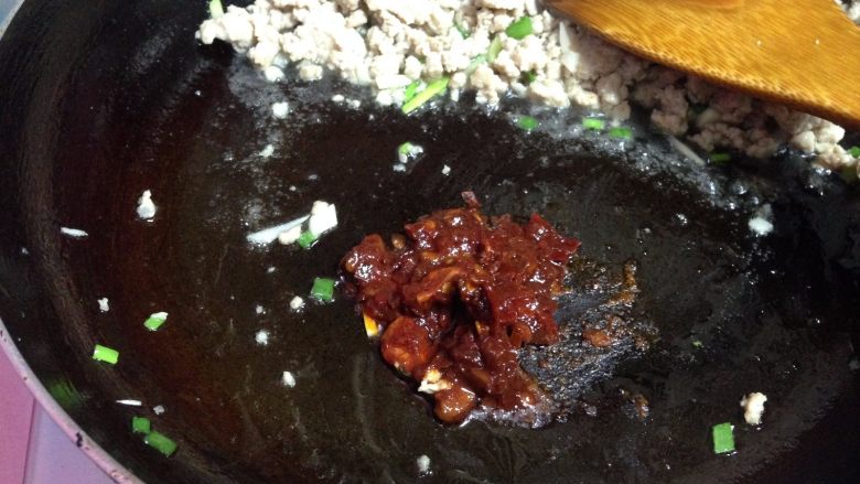 鱼香肉末土豆泥,把肉馅拨到锅的一边，下入郫县豆瓣酱炒出红油