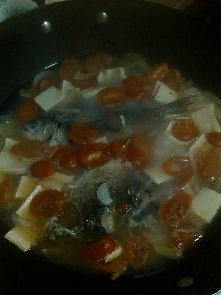 茜茜鲫鱼汤,水烧开后，依次放入萝卜，柠檬，小番茄，豆腐，芹菜叶等，小火慢熬