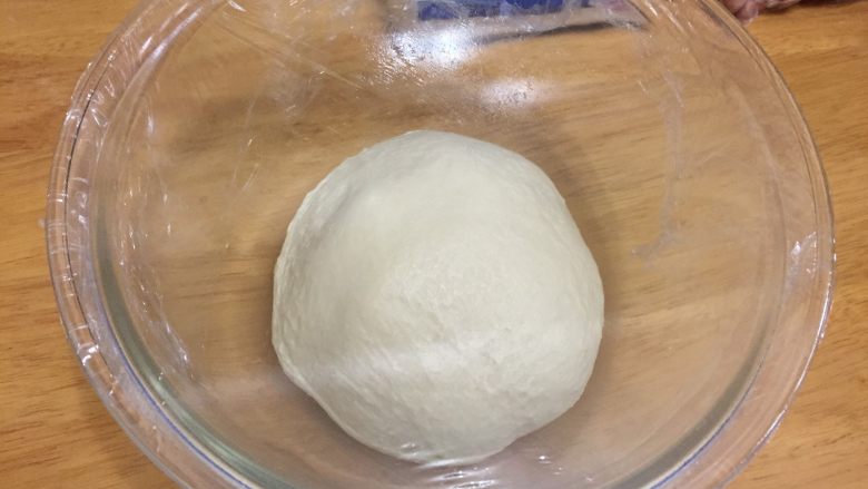 芝士火腿面包,再厨师机揉面15分钟（面包机揉面30分钟）至黄油完全吸收，面团到完全状态
将面团揉圆后放入盆中，盖好保鲜膜，进行第一次发酵