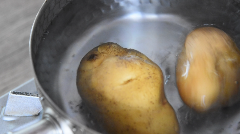 土豆这样做，吃起来口感丰富，外脆里嫩！,土豆洗净，放入沸水中煮15分钟