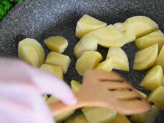 土豆这样做，吃起来口感丰富，外脆里嫩！,倒入土豆块