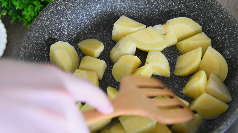 土豆这样做，吃起来口感丰富，外脆里嫩！,倒入土豆块