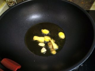 麻辣片片鱼,下入调味料，把姜蒜的香味炒出来。