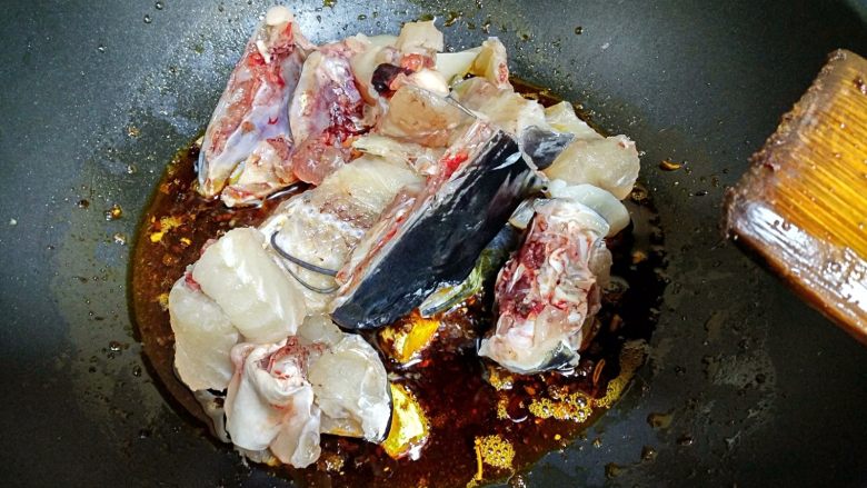麻辣片片鱼,把鱼头、鱼骨下入锅中。