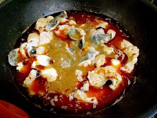 麻辣片片鱼,把鱼肉下入锅中，这里是小火下锅。大火烧开。