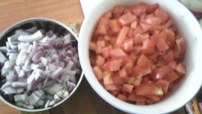 番茄丸子打卤面,把番茄和洋葱切小丁