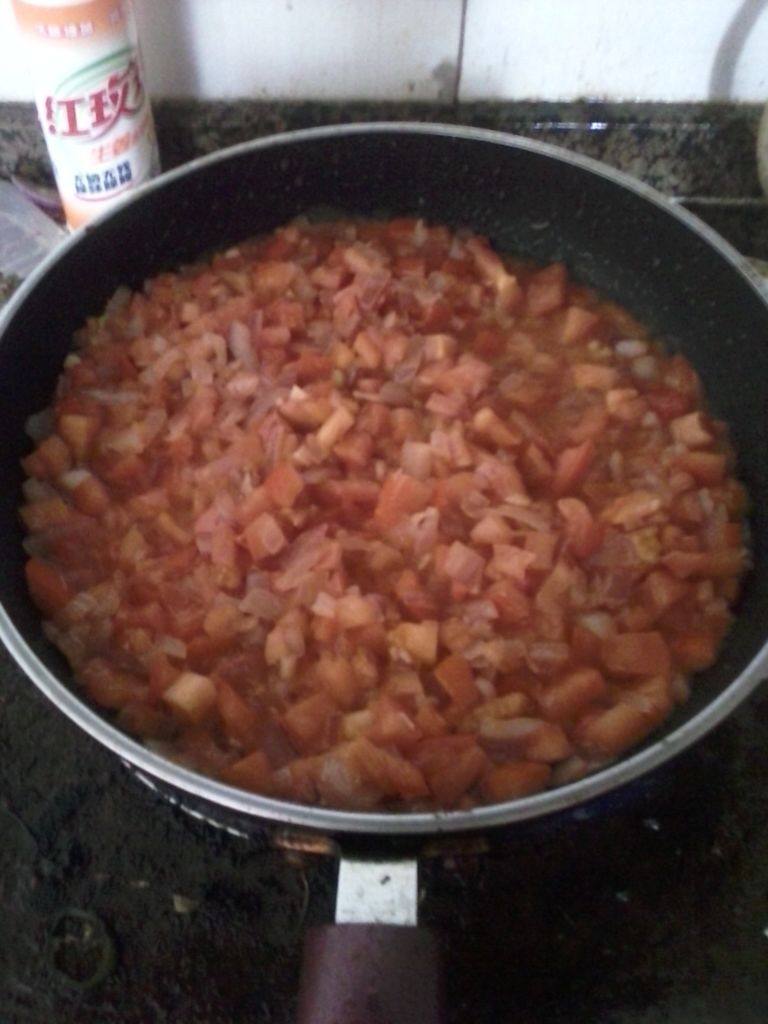 番茄丸子打卤面,倒入洋葱，炒几下，再倒入番茄，待番茄炒烂。