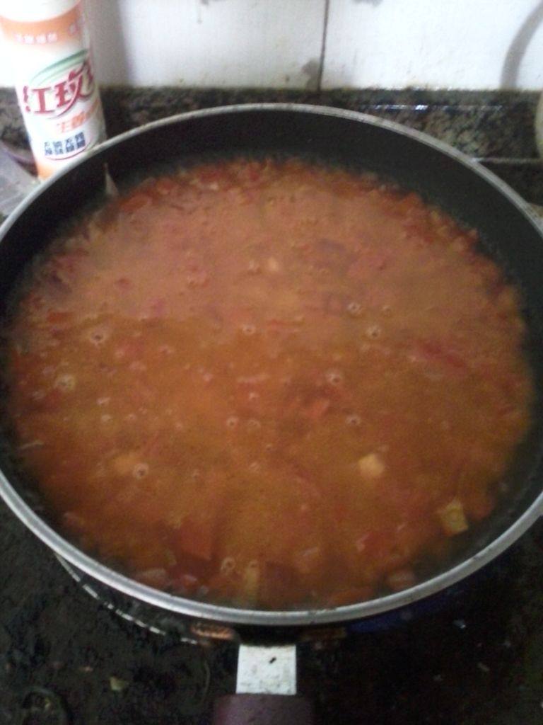 番茄丸子打卤面,放入适量开水。没过番茄就好，不要太多
