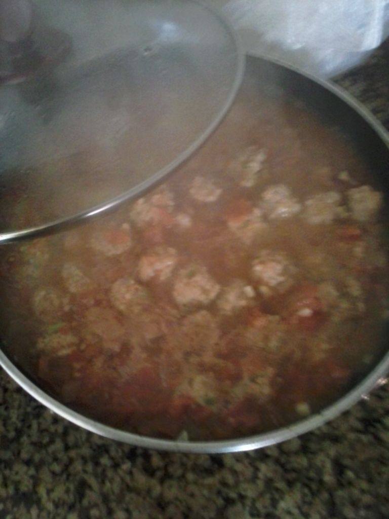 番茄丸子打卤面,直到肉馅弄完！放入盐适量，老抽两勺，开大火煮两分钟，用湿淀粉勾芡