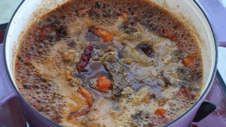 红焖牛肉煲,添入适量热水大火煮沸，改小火炖煮约一个小时。