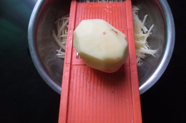 焦脆土豆丝煎饼,用擦丝器擦成细细的丝