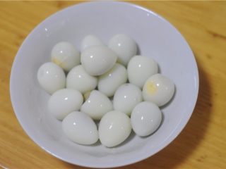 虎皮鹌鹑蛋——让孩子爱上吃蛋,将剥好的鹌鹑蛋洗干净表面的壳