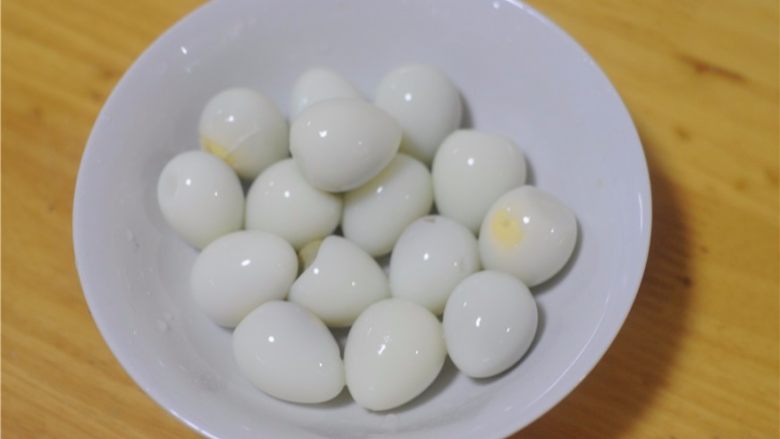 虎皮鹌鹑蛋——让孩子爱上吃蛋,将剥好的鹌鹑蛋洗干净表面的壳