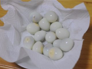 虎皮鹌鹑蛋——让孩子爱上吃蛋,用厨房纸吸干机水分