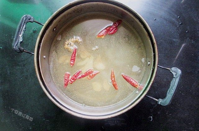 五香花生煮毛豆,锅内放入大半锅水，加入步骤5的调味料和干辣椒姜片，大火煮开