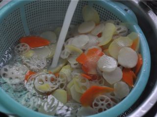 鲜香扑鼻的麻辣香锅,一起汆烫至八成熟后，捞出迅速过凉水，防止蔬菜过熟