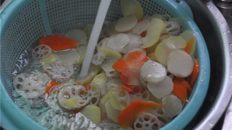 鲜香扑鼻的麻辣香锅,一起汆烫至八成熟后，捞出迅速过凉水，防止蔬菜过熟