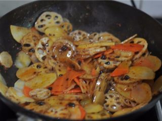 鲜香扑鼻的麻辣香锅,将汆烫好的第一锅食材倒进去，翻炒至均匀沾上酱料