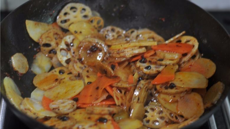 鲜香扑鼻的麻辣香锅,将汆烫好的第一锅食材倒进去，翻炒至均匀沾上酱料