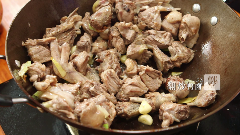 夏日养生菜——珍菌老鸭煲,加入鸭肉，翻炒