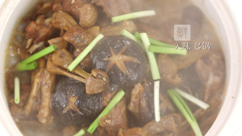 夏日养生菜——珍菌老鸭煲,入味起锅