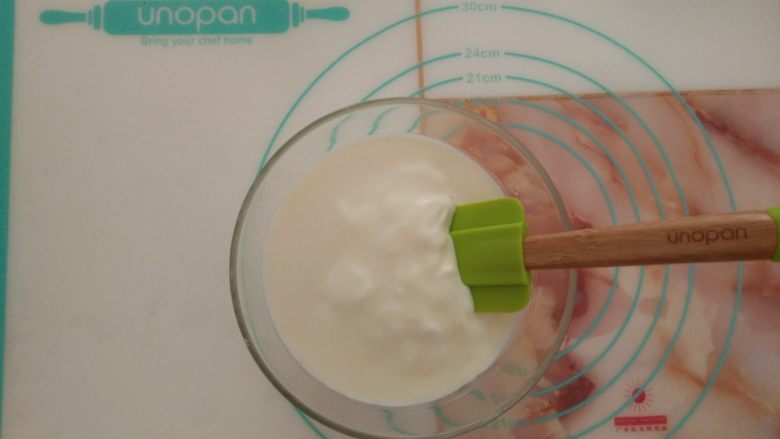 酸奶慕斯雪糕,再倒入剩余的酸奶中快速搅拌均匀。