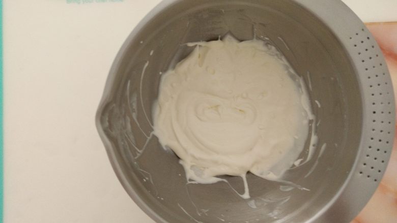 酸奶慕斯雪糕,隔冰水打至6分发。