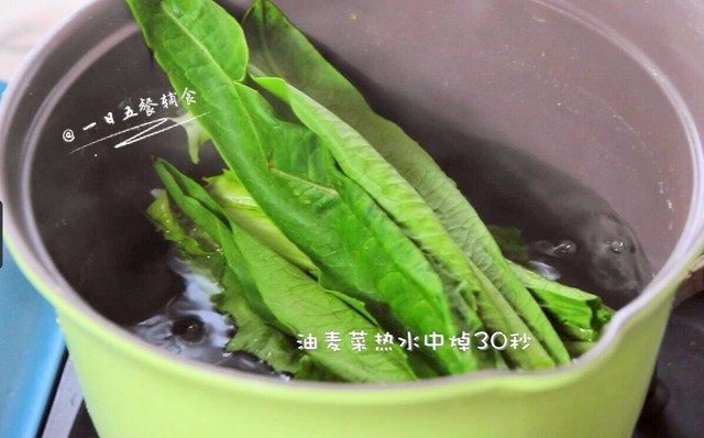 鲜虾油麦菜丸子,油麦菜热水中焯30秒，捞出剁碎。